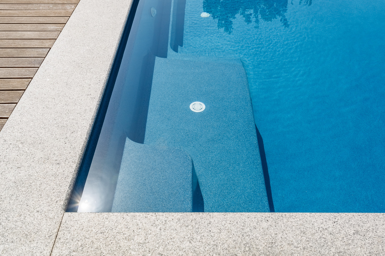 Открытый бассейн.