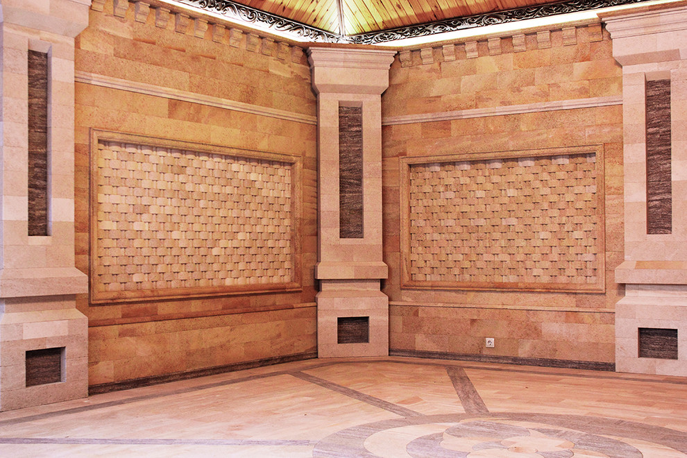 Облицовка природным камнем комплекса для отдыха с беседкой.