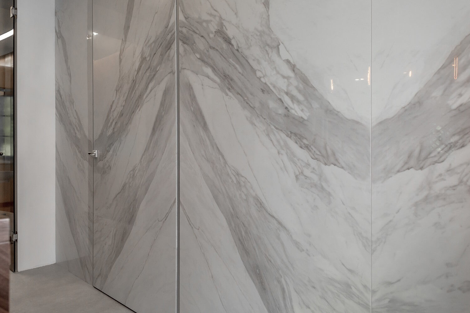 Coverlam Calacata Book, покрытие на стене и двери