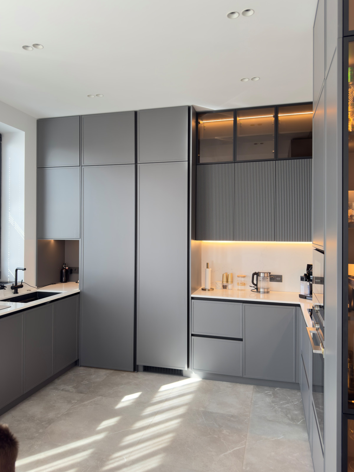 Кухня с кладовой в загородном доме