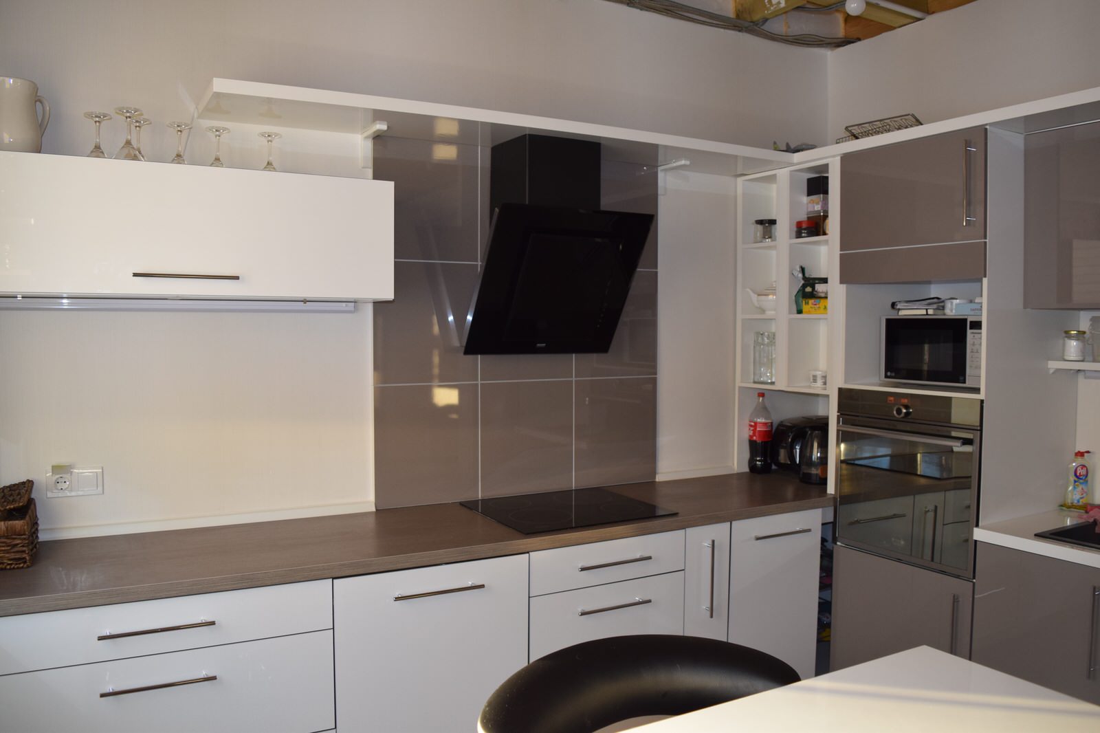 угловая кухня с барной стойкой в дом серая/белая