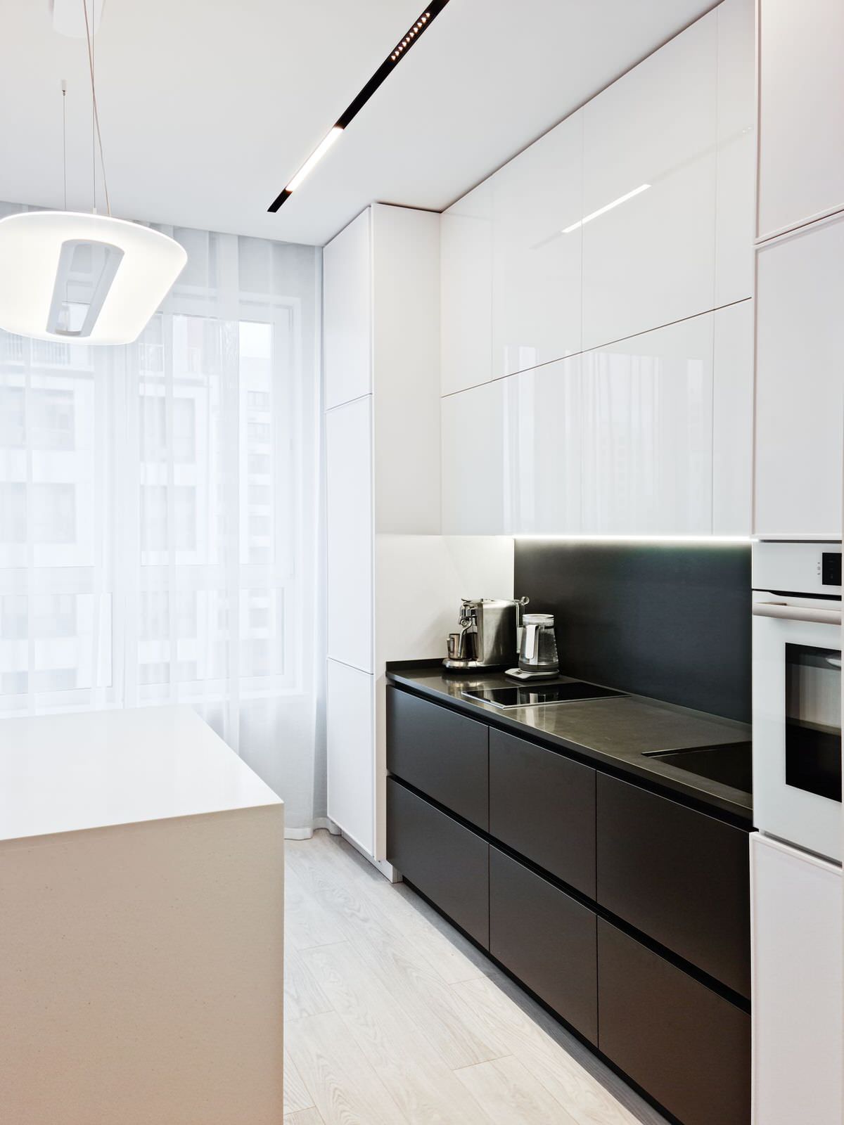 Белый минимализм -  зона готовки