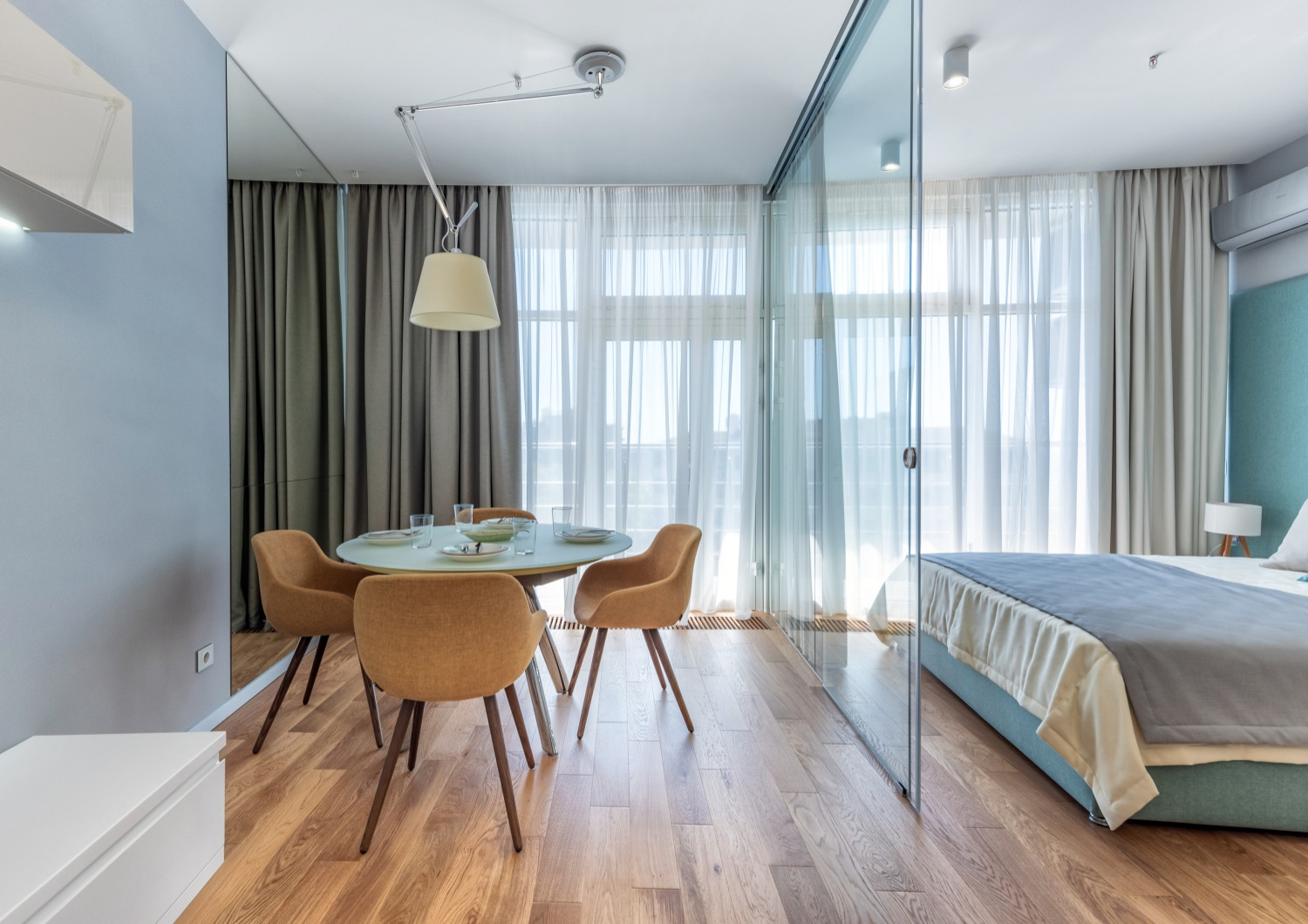 Есть задача: Спальня в гостиной