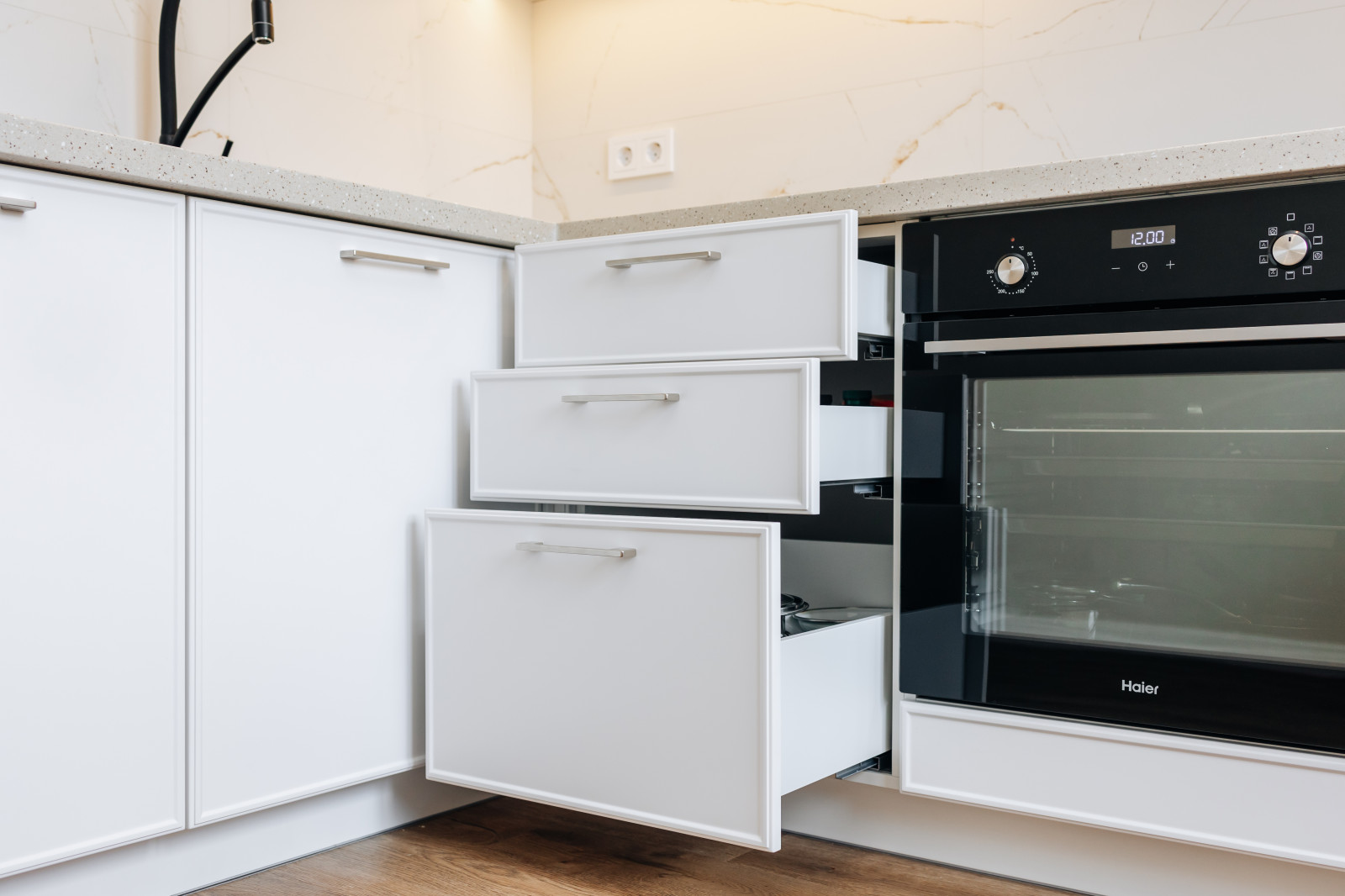 Светлая минималистичная кухня