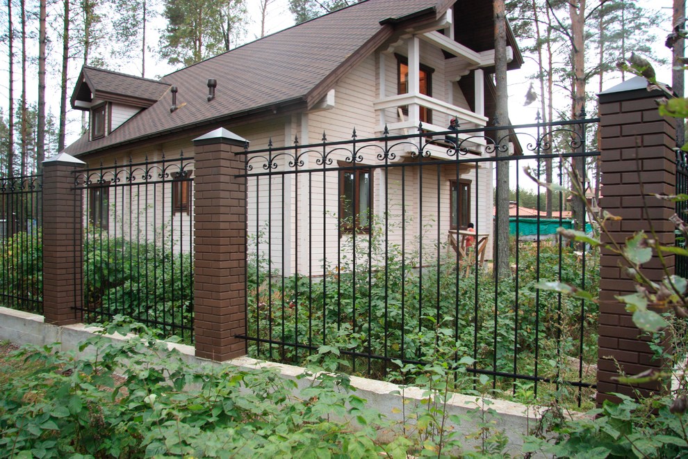 Забор с коваными деталями