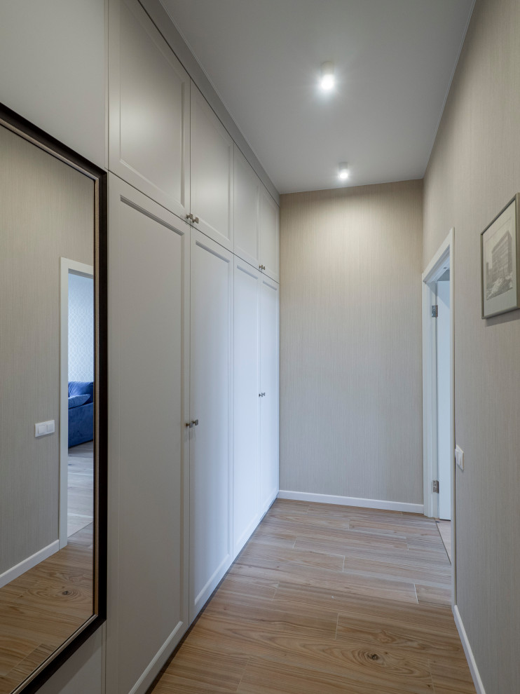 Меблировка прихожей и санузла в светло-мятном цвете