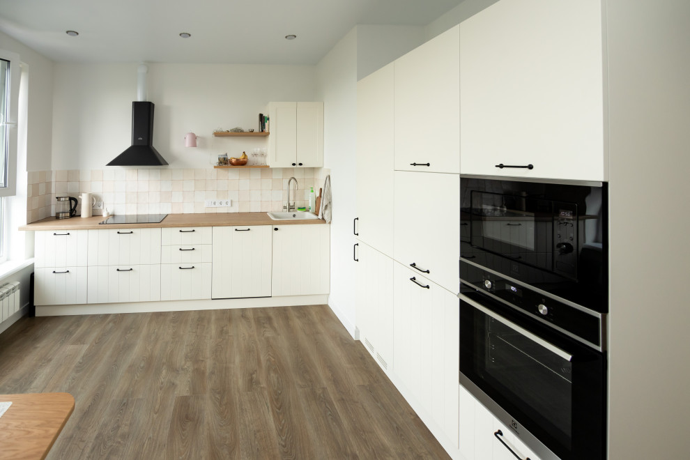 Светлая кухня в стиле скандинавский минимализм с деревянными элементами