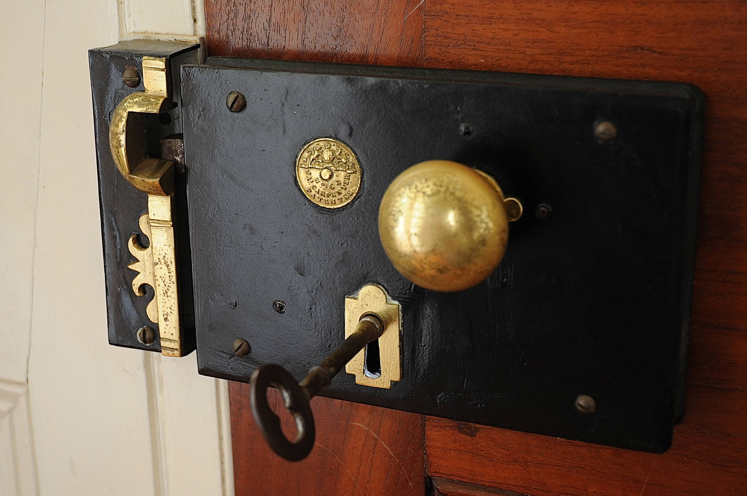 Как правильно: Как не вздрагивать от каждого шороха, если вы один дома