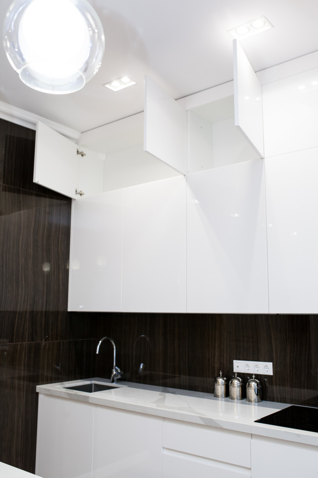 Светлая кухня в современном стиле