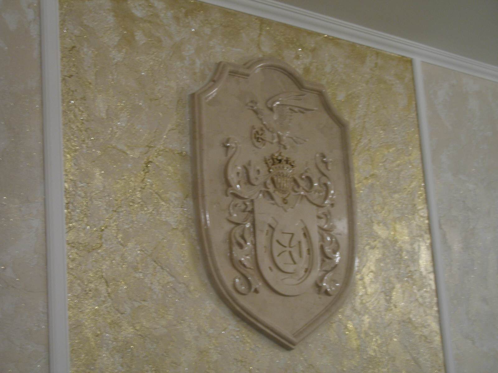 Герб фамильный измрамора Crema Marfil, Испания, 30мм