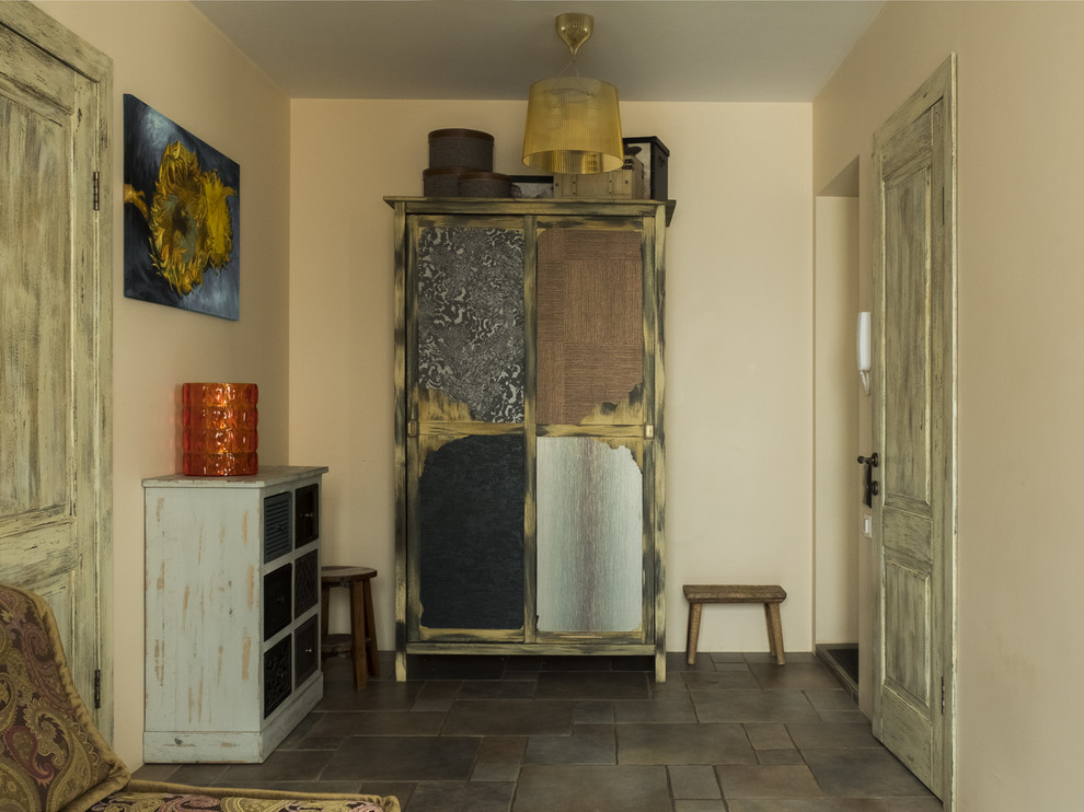 В гостях: Квартира 40 кв.м с мебелью, сделанной из старых лодок