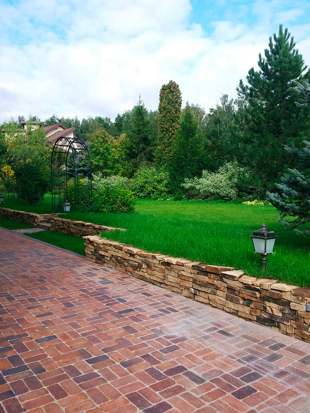 В проекте участка садовые дорожки выполнены из клинкерной брусчатки.