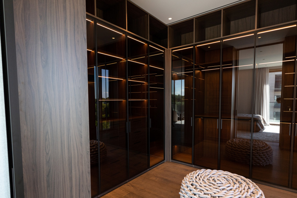 Гардеробная комната с распашными стеклянными RPE фасадами