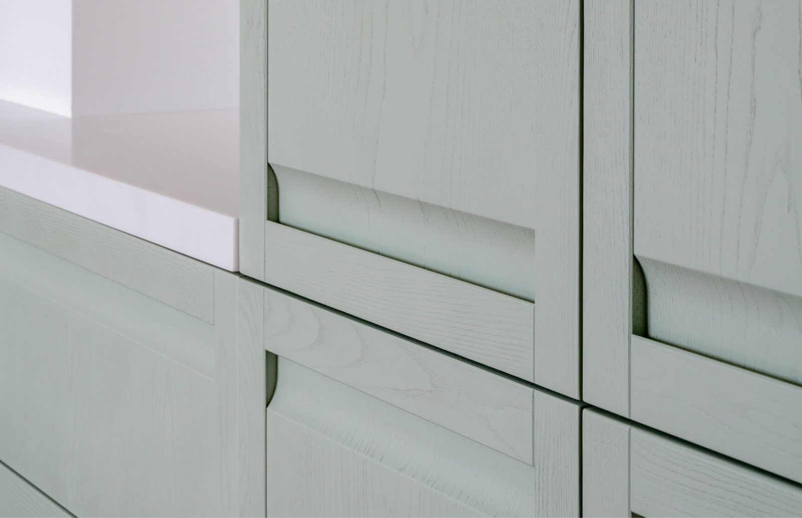 Кухня Натали из массива ясеня в цвете Авалон и Космик Латте от дизайнера