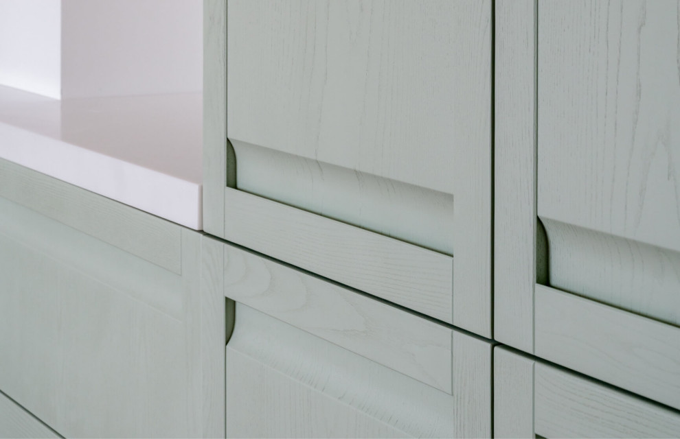 Кухня Натали из массива ясеня в цвете Авалон и Космик Латте от дизайнера