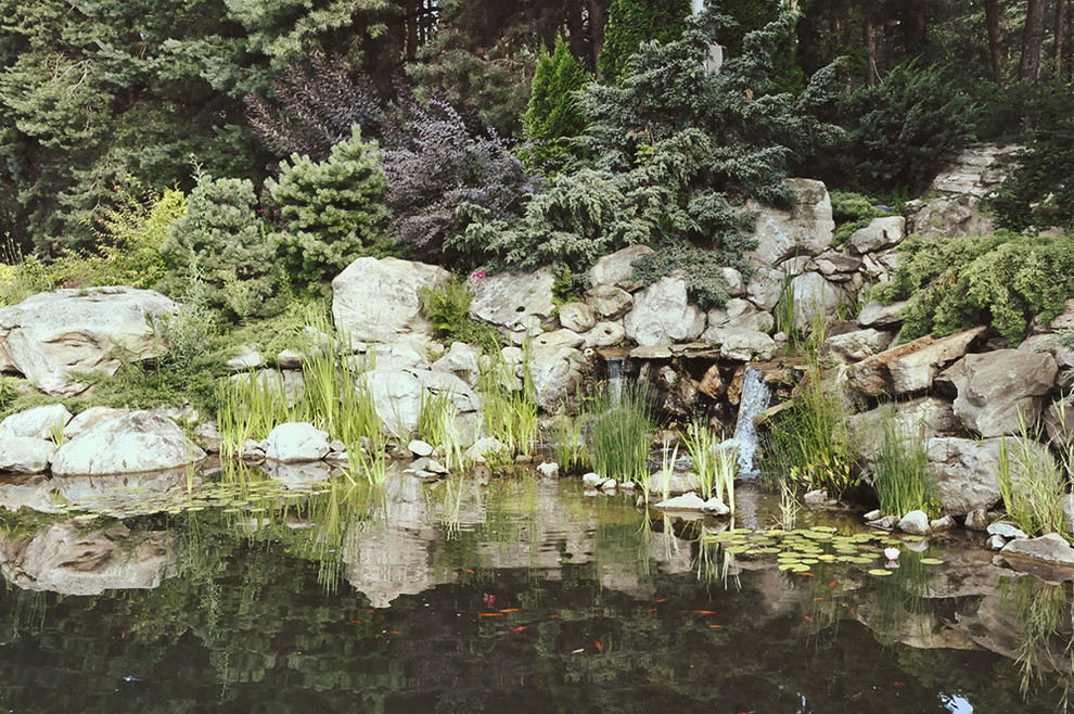 Искусственные скалы с водопадом