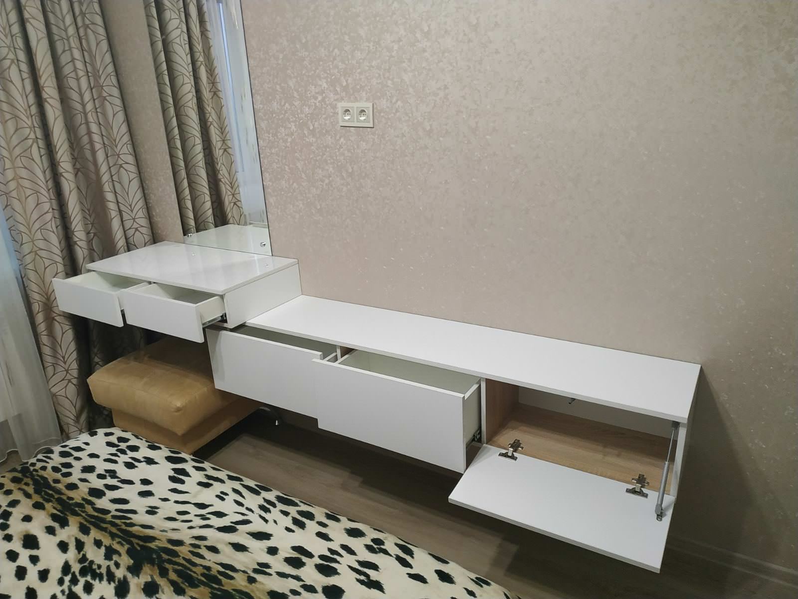 Обложка проекта: Подвесные тумбы в спальне