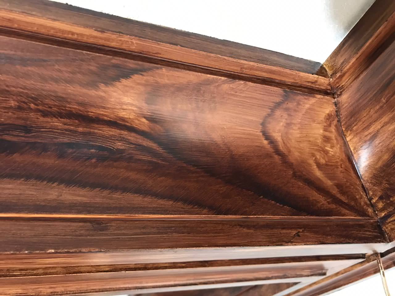 Разделка под орех гипсовых кессонов на потолке.