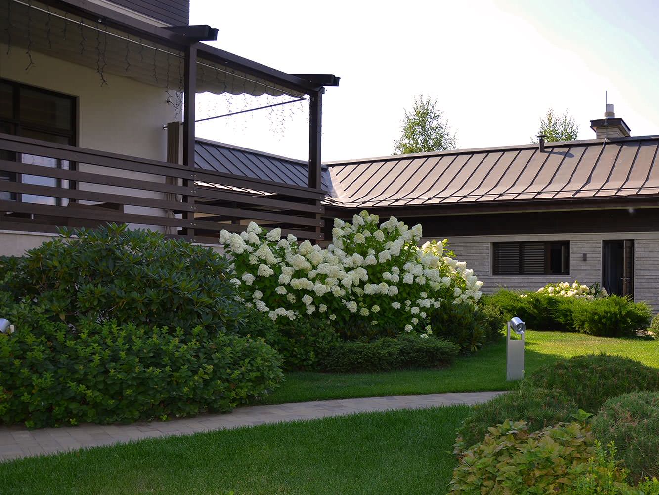 Современный сад в КП "Бенелюкс" вилла 1