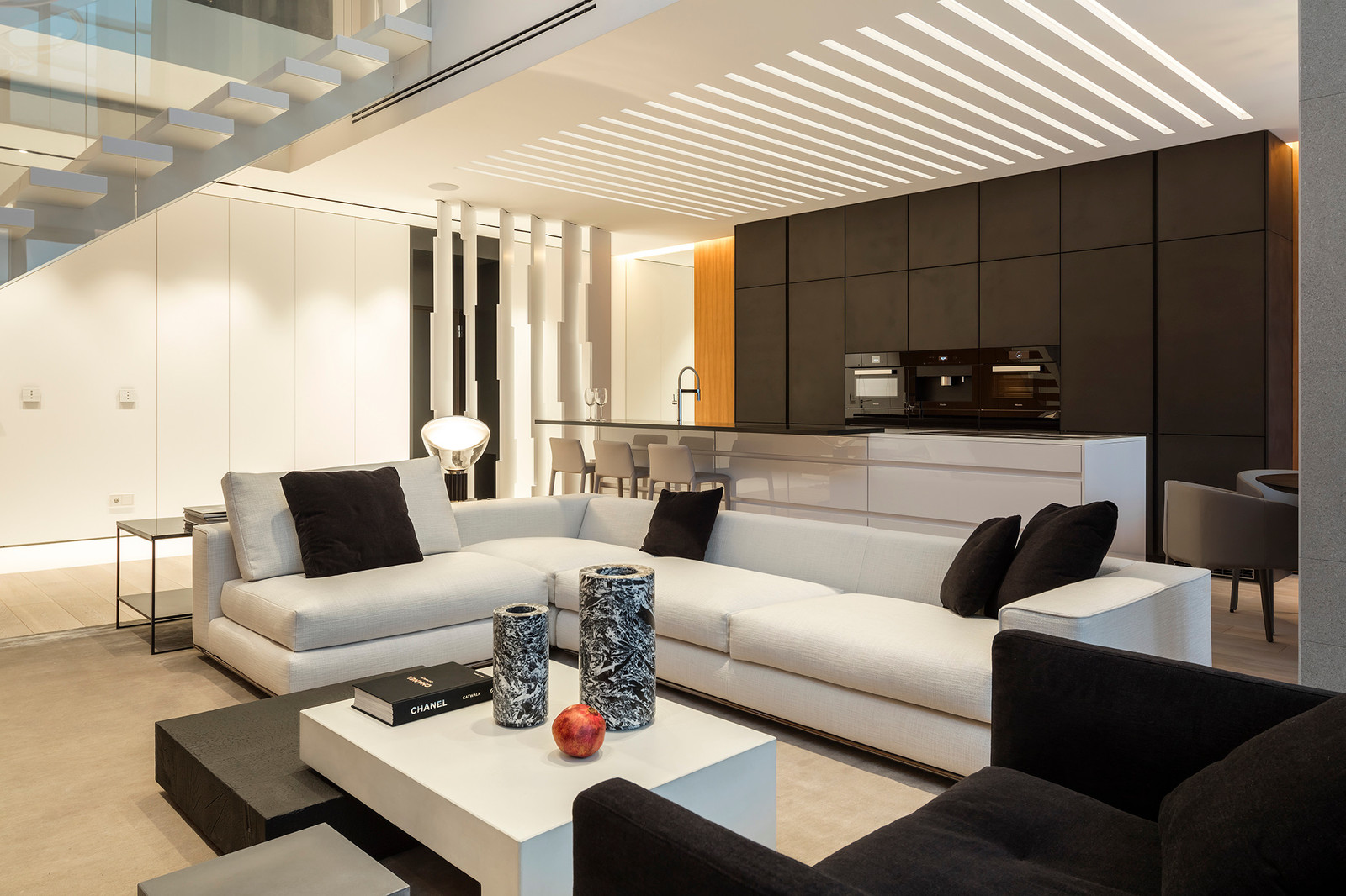 Один из реализованных нами проектов - кухня LEICHT LARGO-FG-A | CONCRETE-A