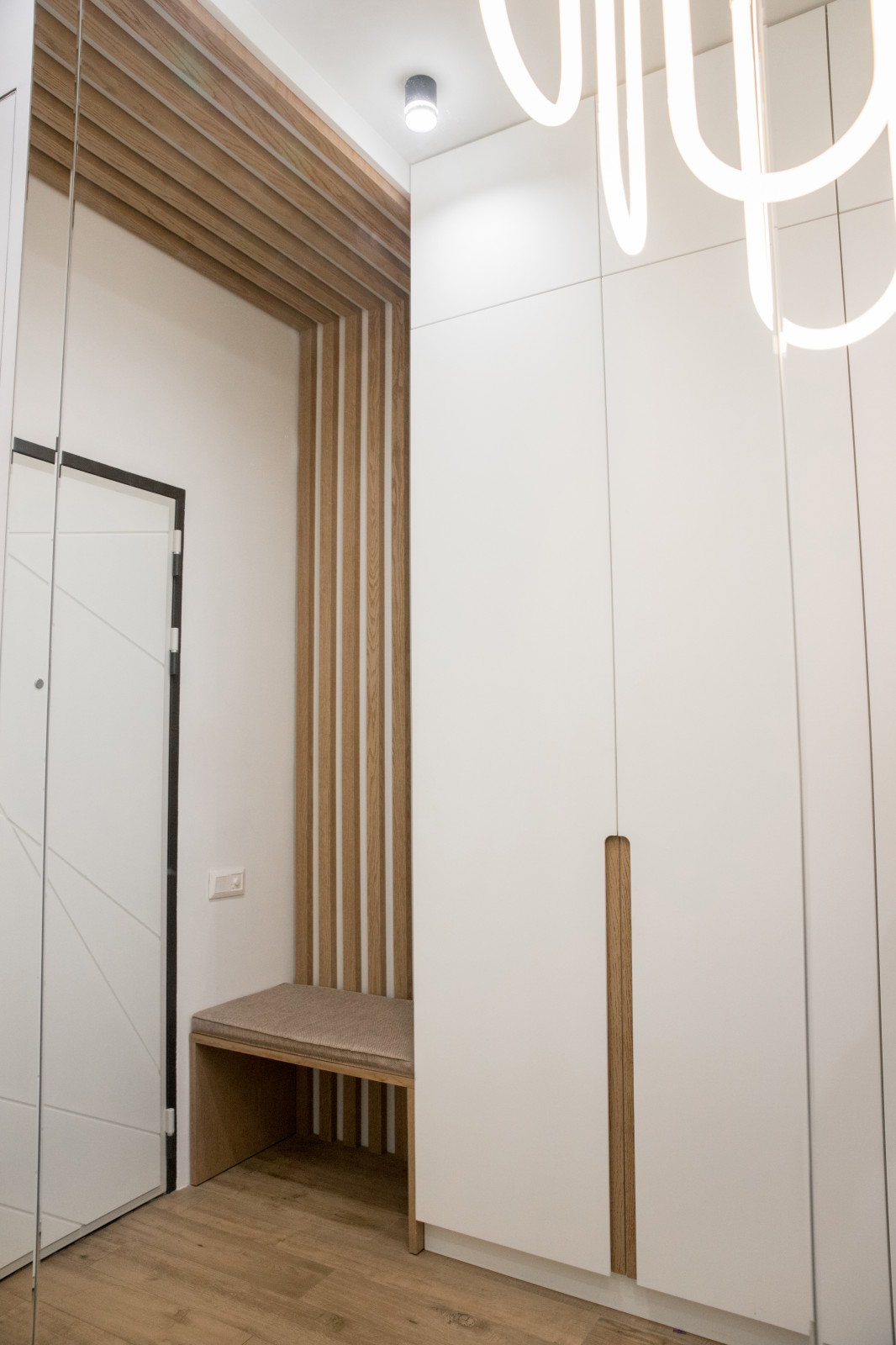 Рейки из шпона в прихожей