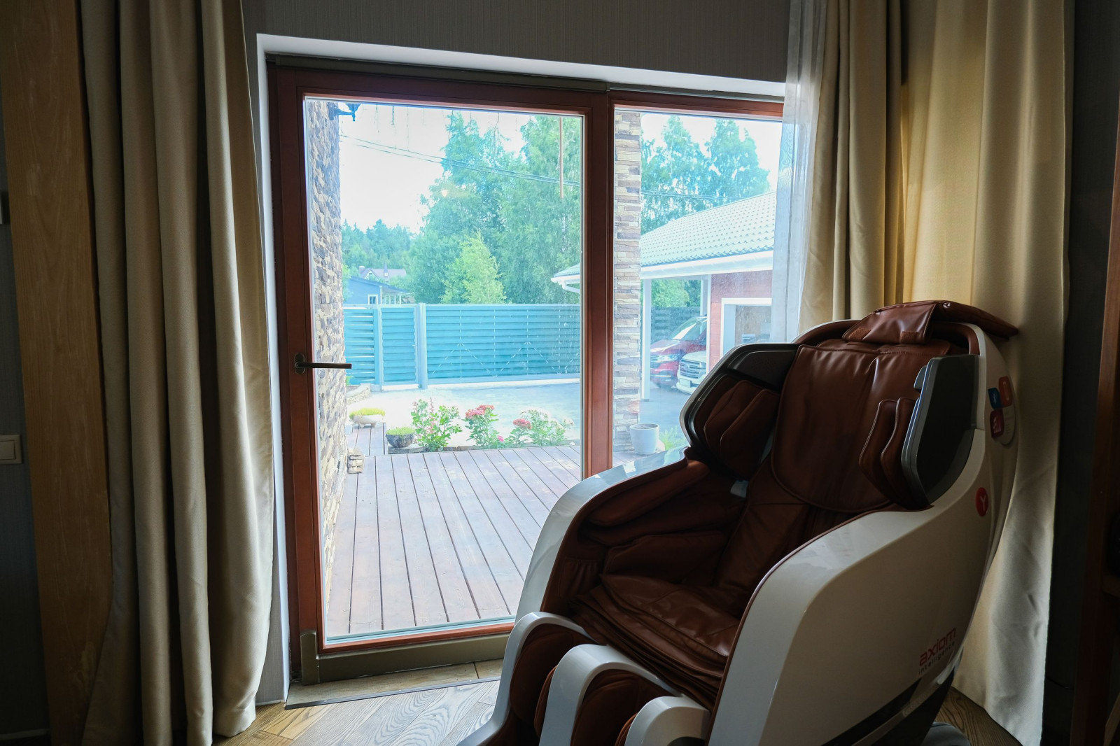 Деревянные современные окна для загородных домов