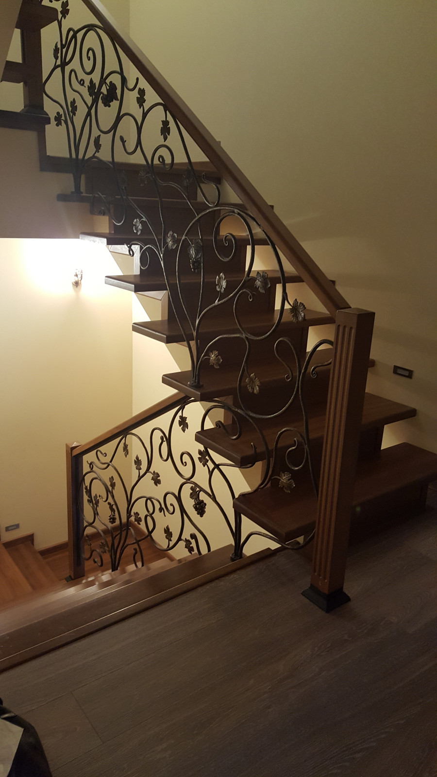 Обложка проекта: Лестница из бука на металлическом каркасе. Ограждение из "горячей" ковки.