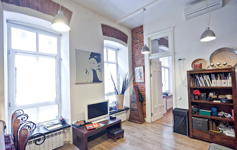 Двухъярусная квартира с кирпичной кладкой, антикварными деталями и секретным бал