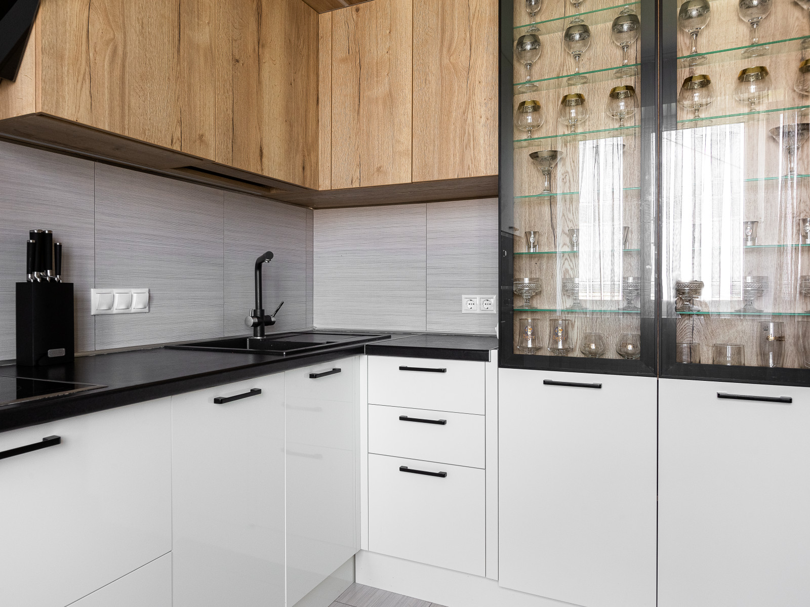 Белая антресольная кухня