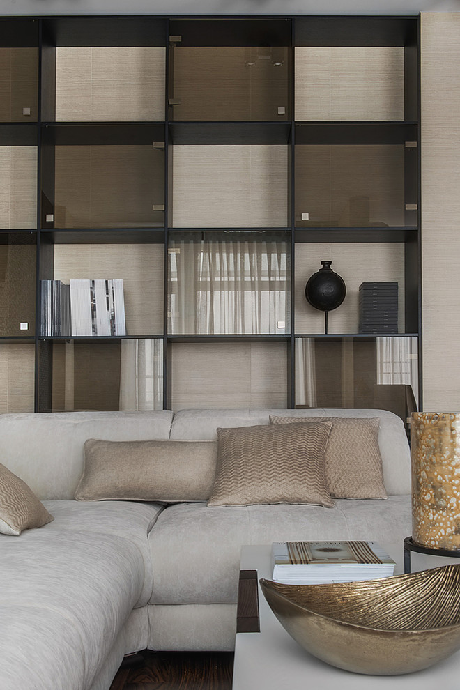 Современная квартира в Санкт-Петербурге с видом на озеро.