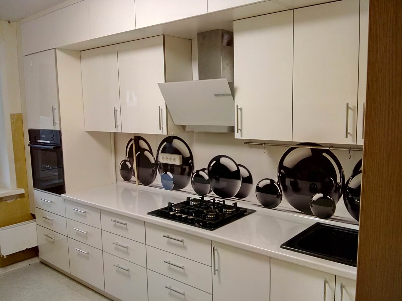 Белая линейная кухня