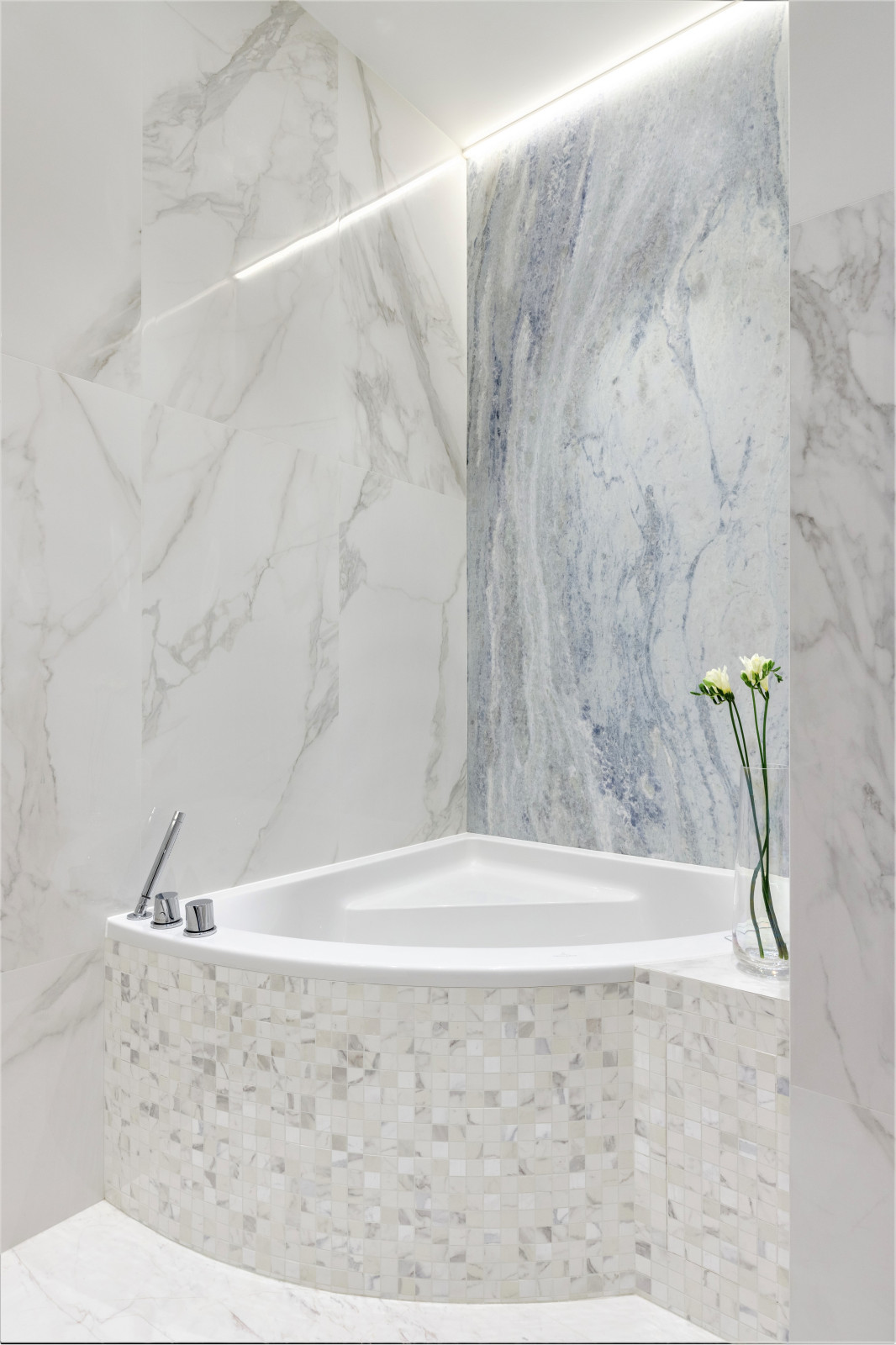 Современный интерьер в смешанном стиле.