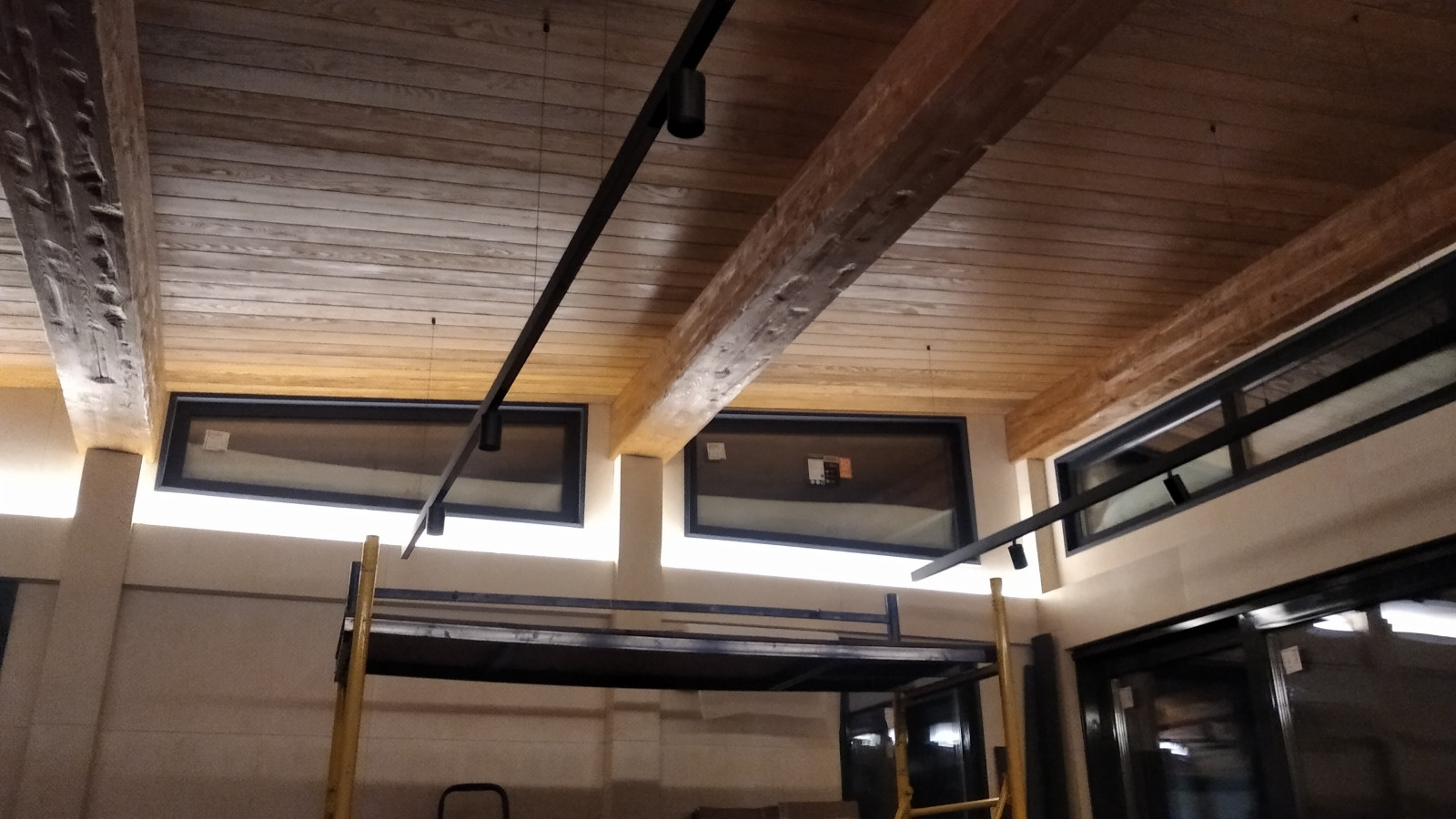 Балки "под старину" и отделка потолка планкеном в посёлке в «Мичурине»