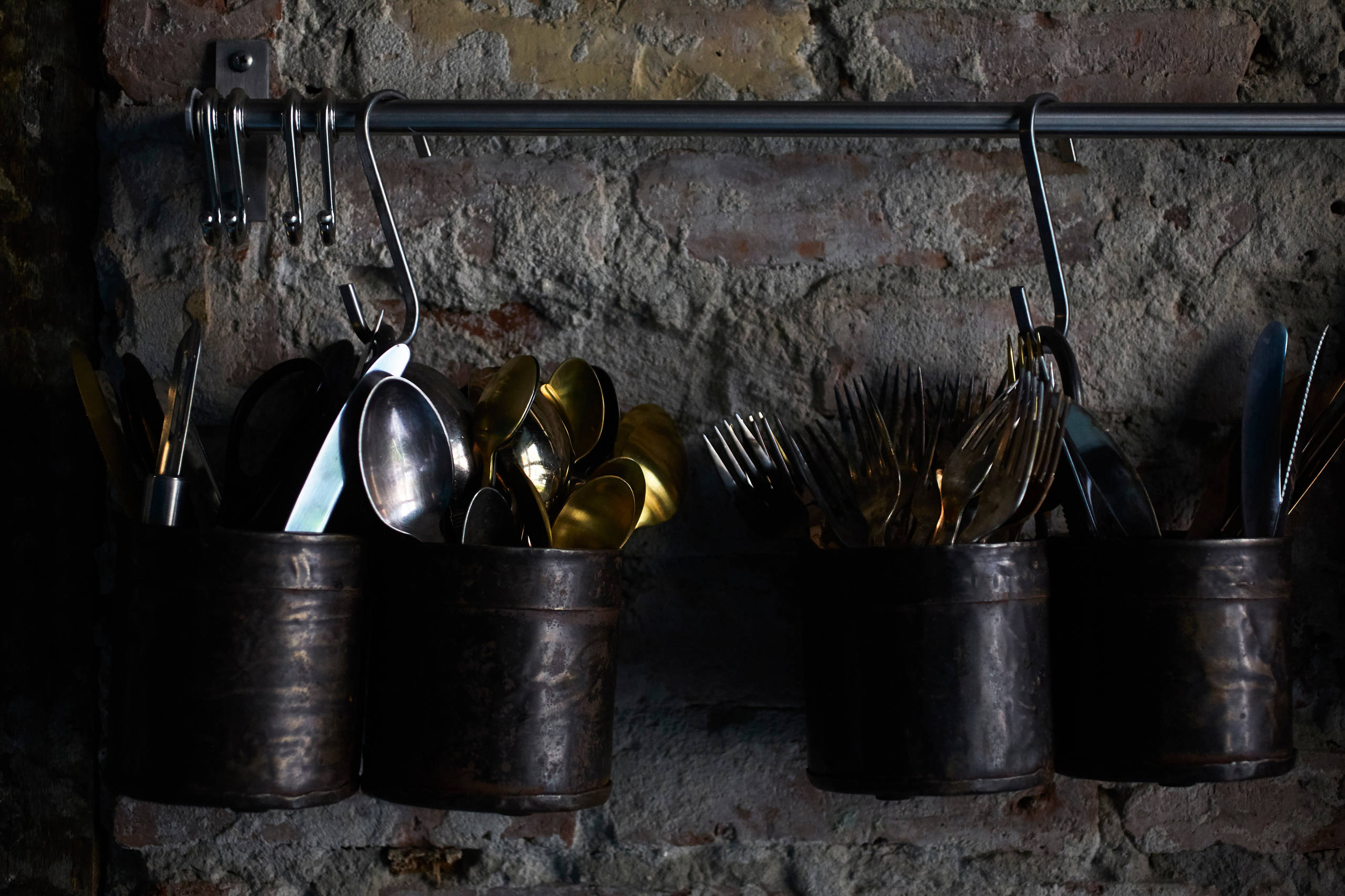 Houzz Дания: Квартира в темных тонах с золотым узором на потолке