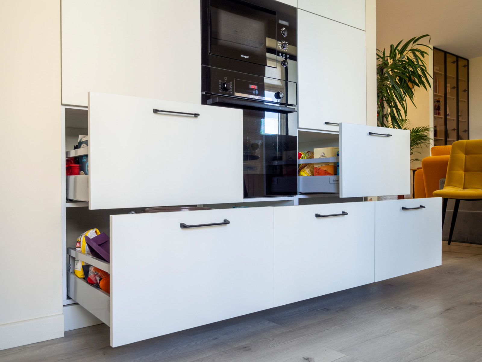 Кухня в стиле неоклассика без верхних модулей