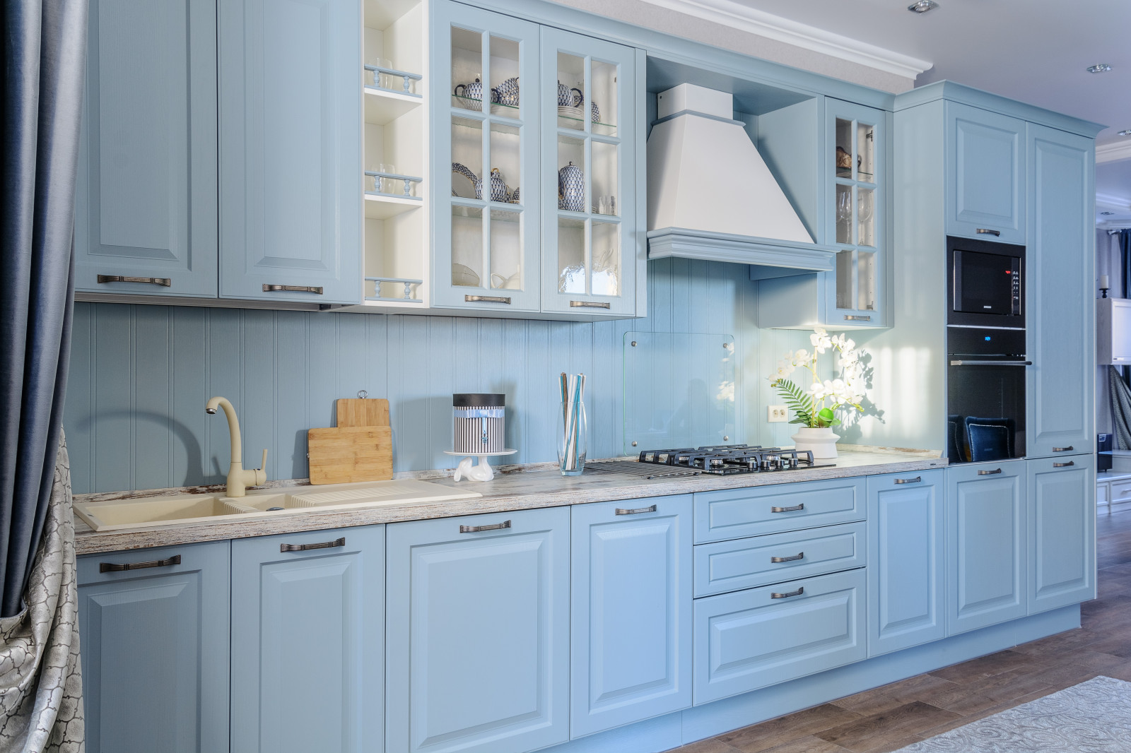 Кухня и прихожая в частном доме в Пензе