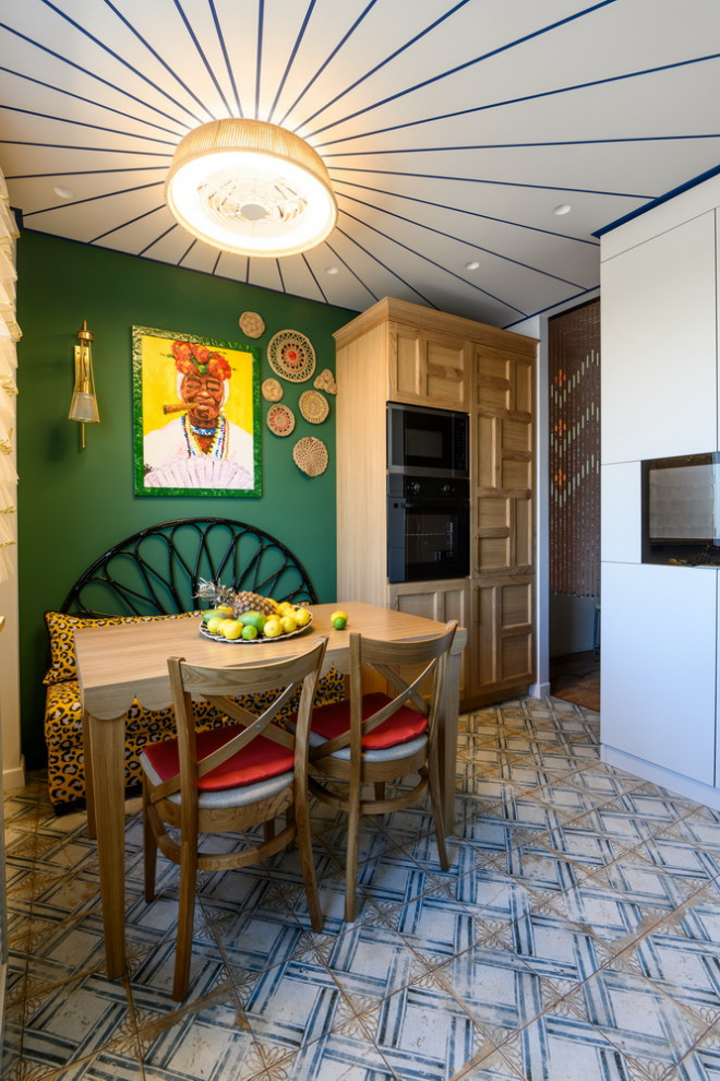 Кухня с кубинской дамой