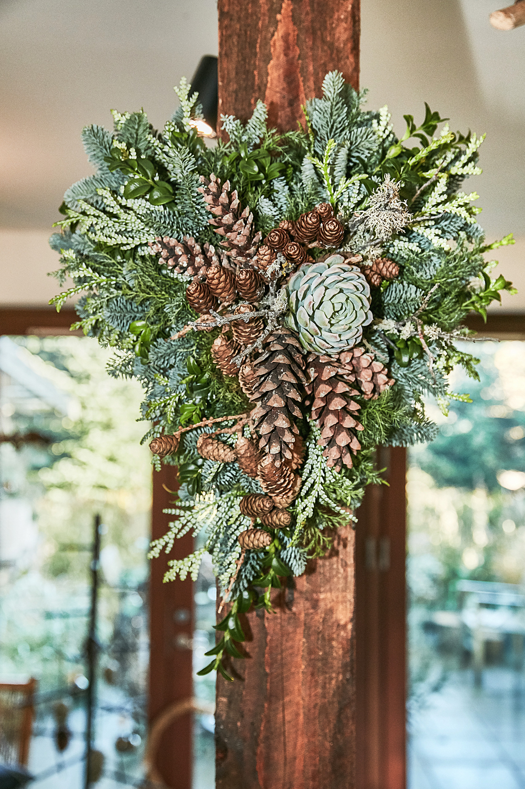 Своими руками: Новогодний декор из шишек и хвои — как в Дании