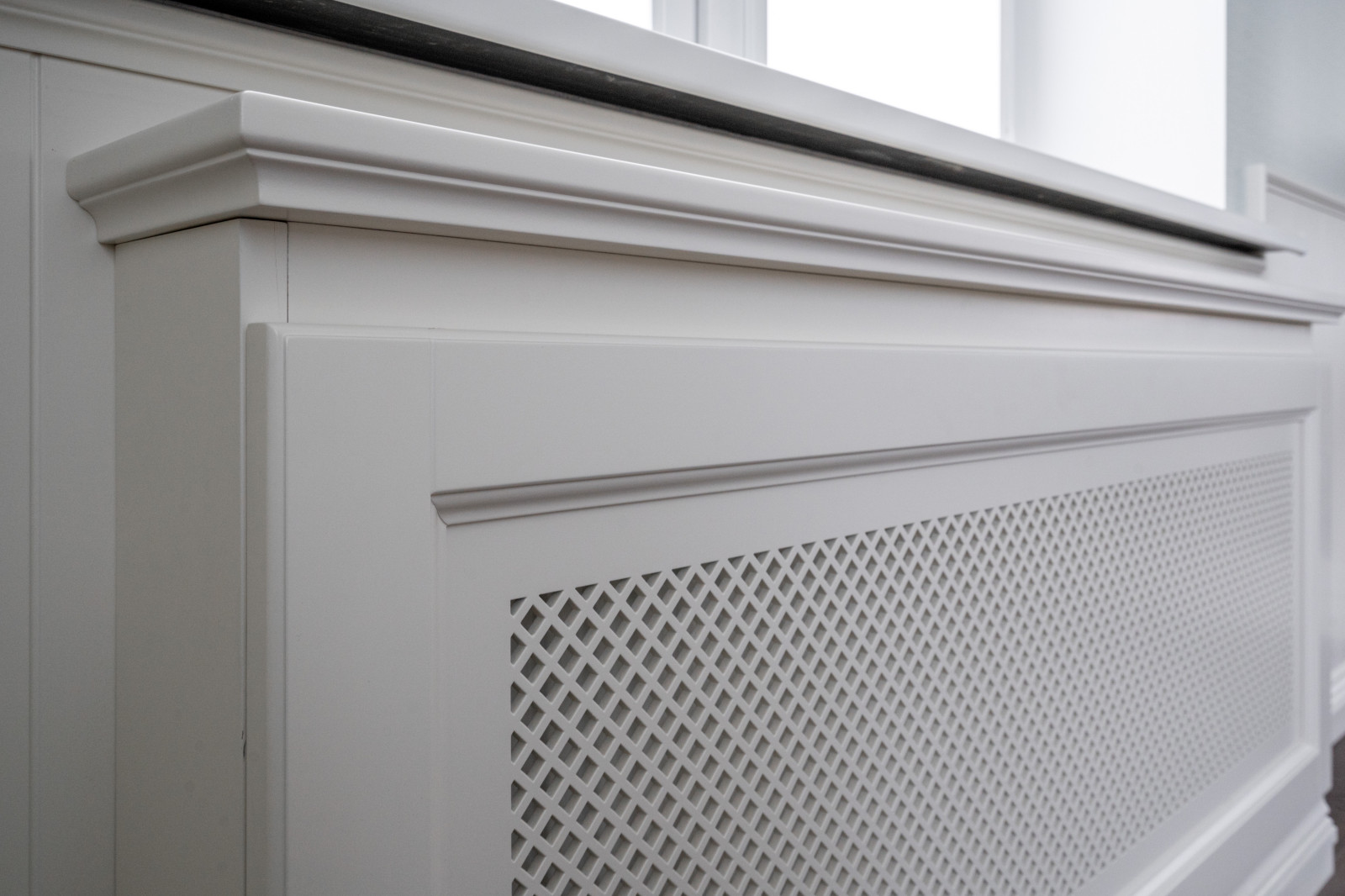 Белый шкаф, стеновые панели баузери, решетки для радиаторов  из массива ольхи