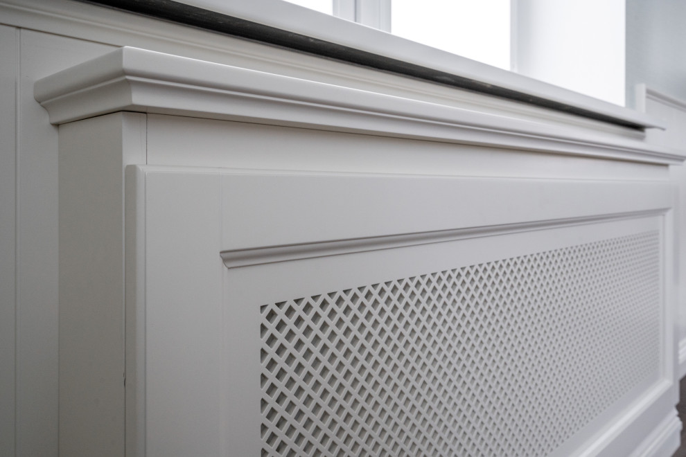 Белый шкаф, стеновые панели баузери, решетки для радиаторов  из массива ольхи