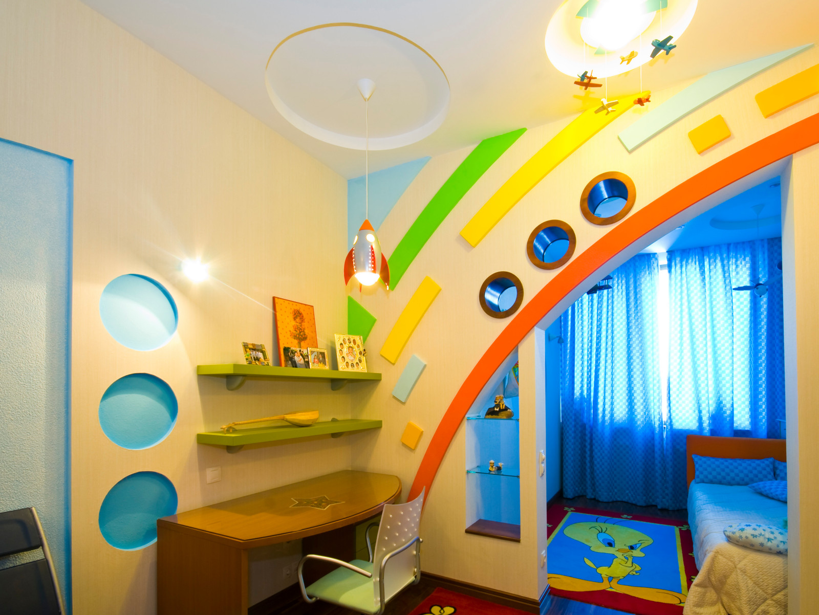 Яркая детская комната