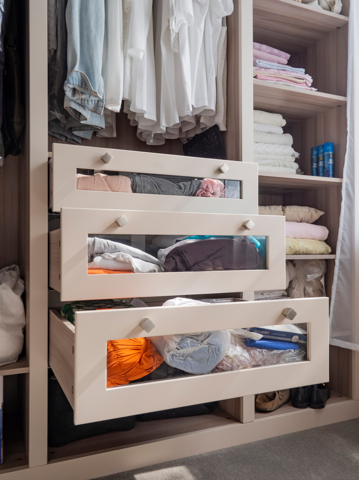 Функциональная гардеробная в современном стиле