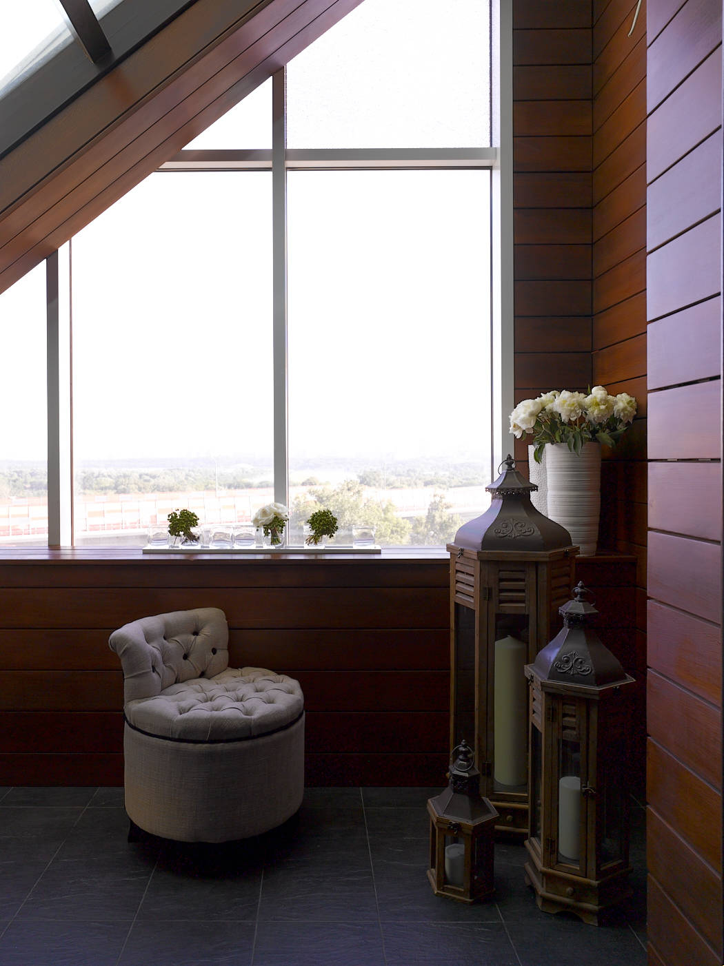 Houzz тур: Квартира с современной живописью и высокими вазами