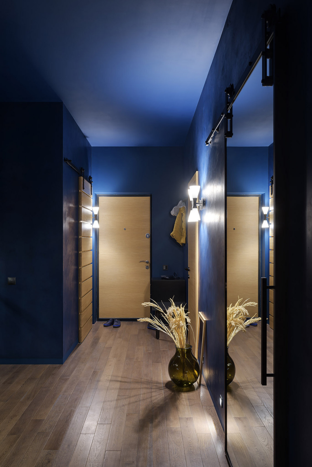 PL • прихожая с темно-синими стенами