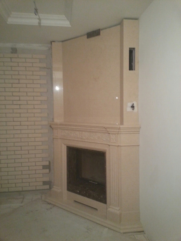 Угловой камин в классическом стиле