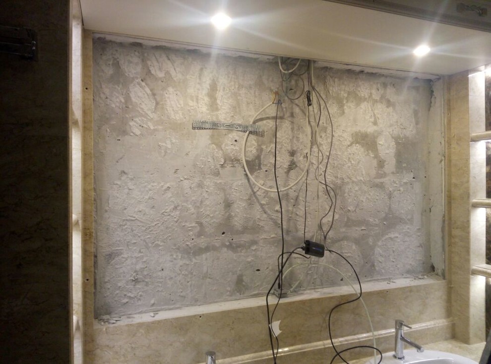 Зеркало телевизор от компании Mirrotech в ванной комнате.