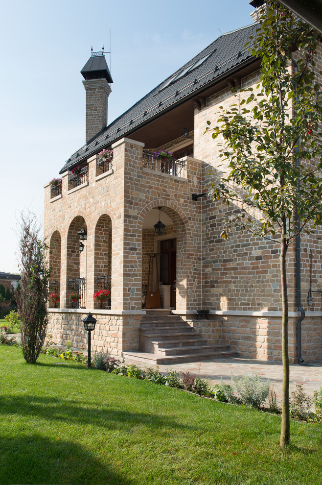 Боковой фасад - открытая терраса с балконом на 2-м этаже