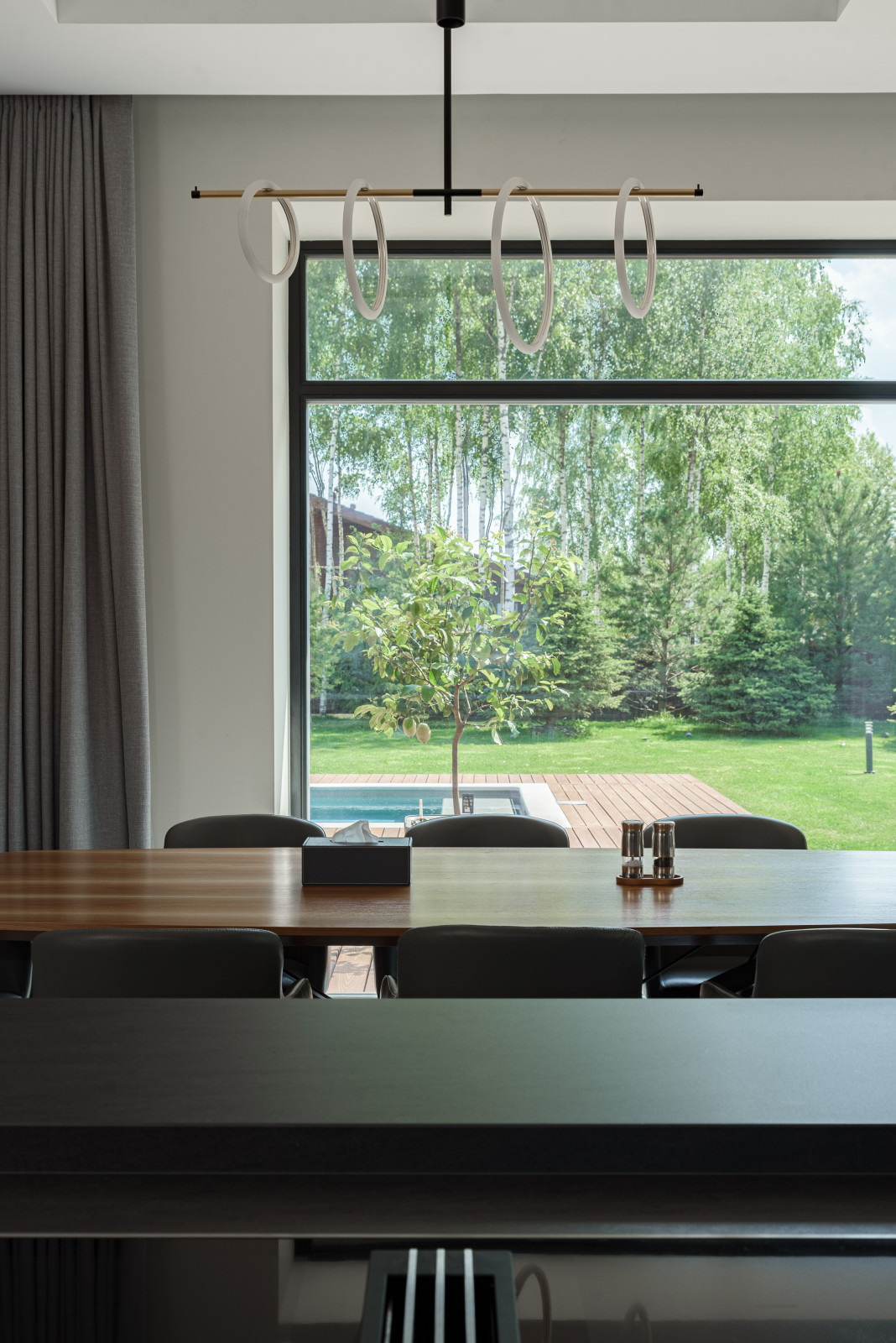 Строительство и внутренняя отделка частного дома в современном стиле