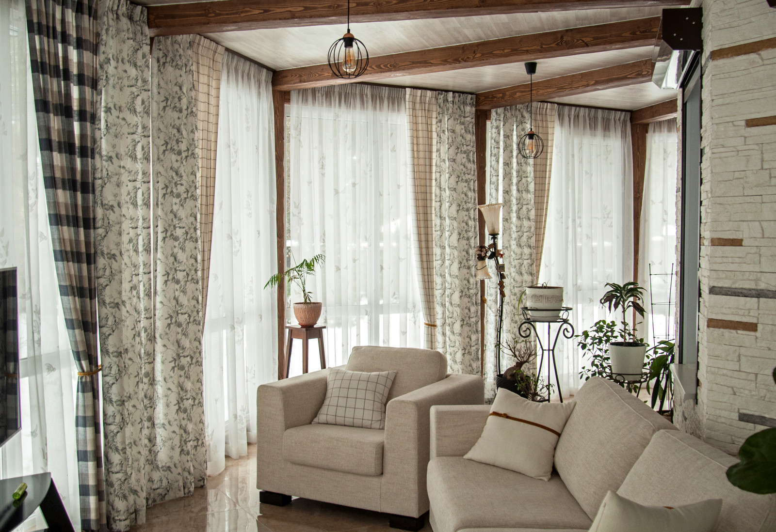 Светлая веранда с птичками