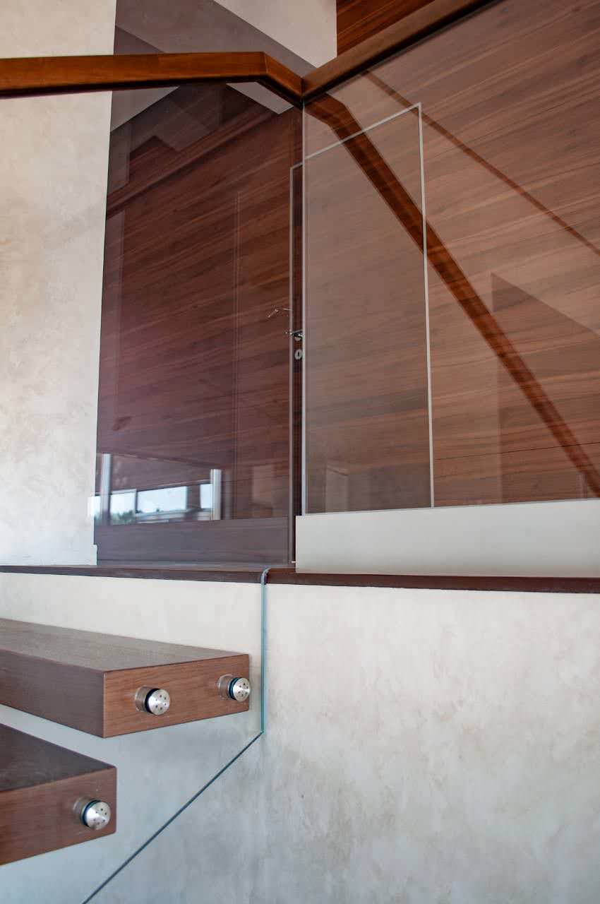 Консольная лестница в доме с несколькими уровнями пола